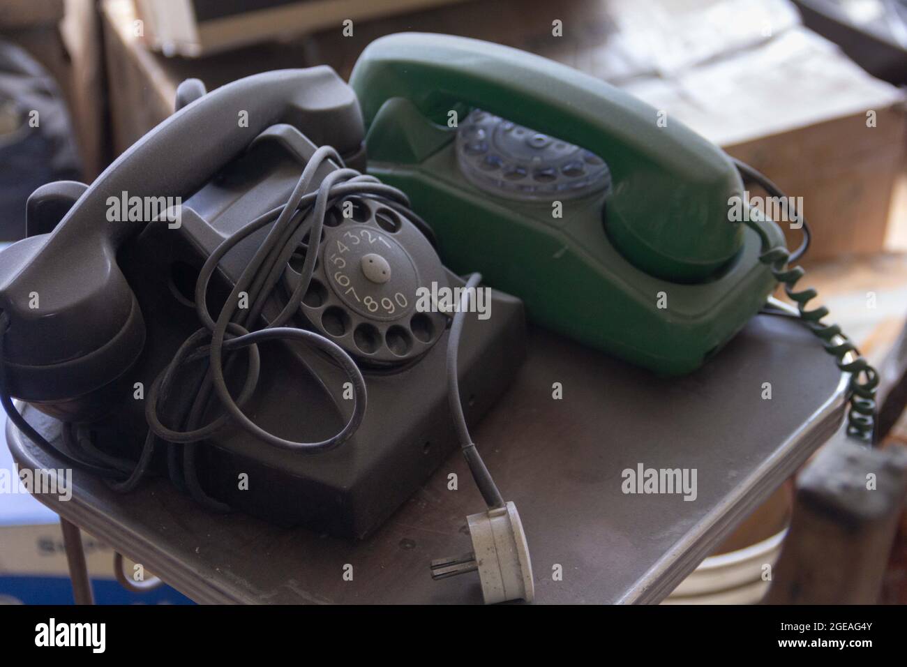 vecchi telefoni verdi e neri con quadranti Foto Stock