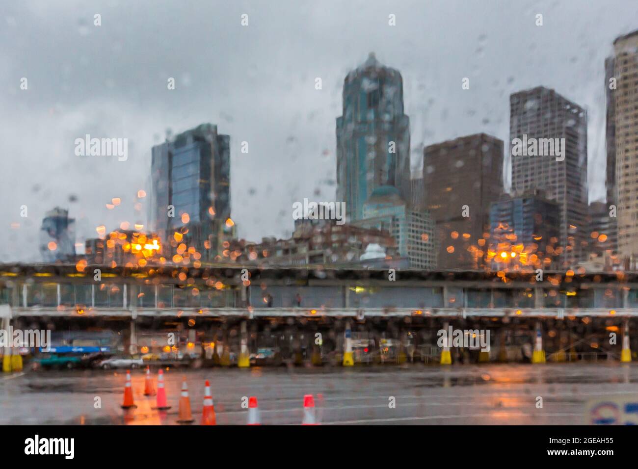 Vista impressionistica attraverso le corse invernali sul parabrezza dell'auto presso il terminal dei traghetti di Bremerton, Bremerton, Washington state, USA Foto Stock