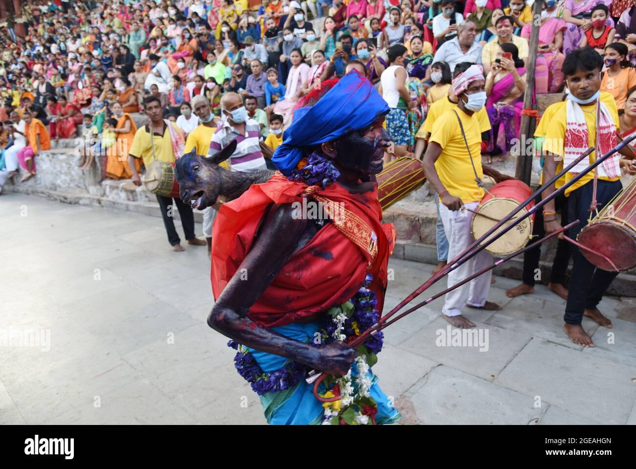 Guwahati, Guwahati, India. 18 agosto 2021. La danzatrice Deodhani esegue il Nritya Deodhani (danza) portando la capra durante l'annuale Puja Manasha (culto dei serpenti) al tempio Kamakhya a Guwahati Assam India mercoledì 18 agosto 2021 (Credit Image: © Dasarath Deka/ZUMA Press Wire) Foto Stock