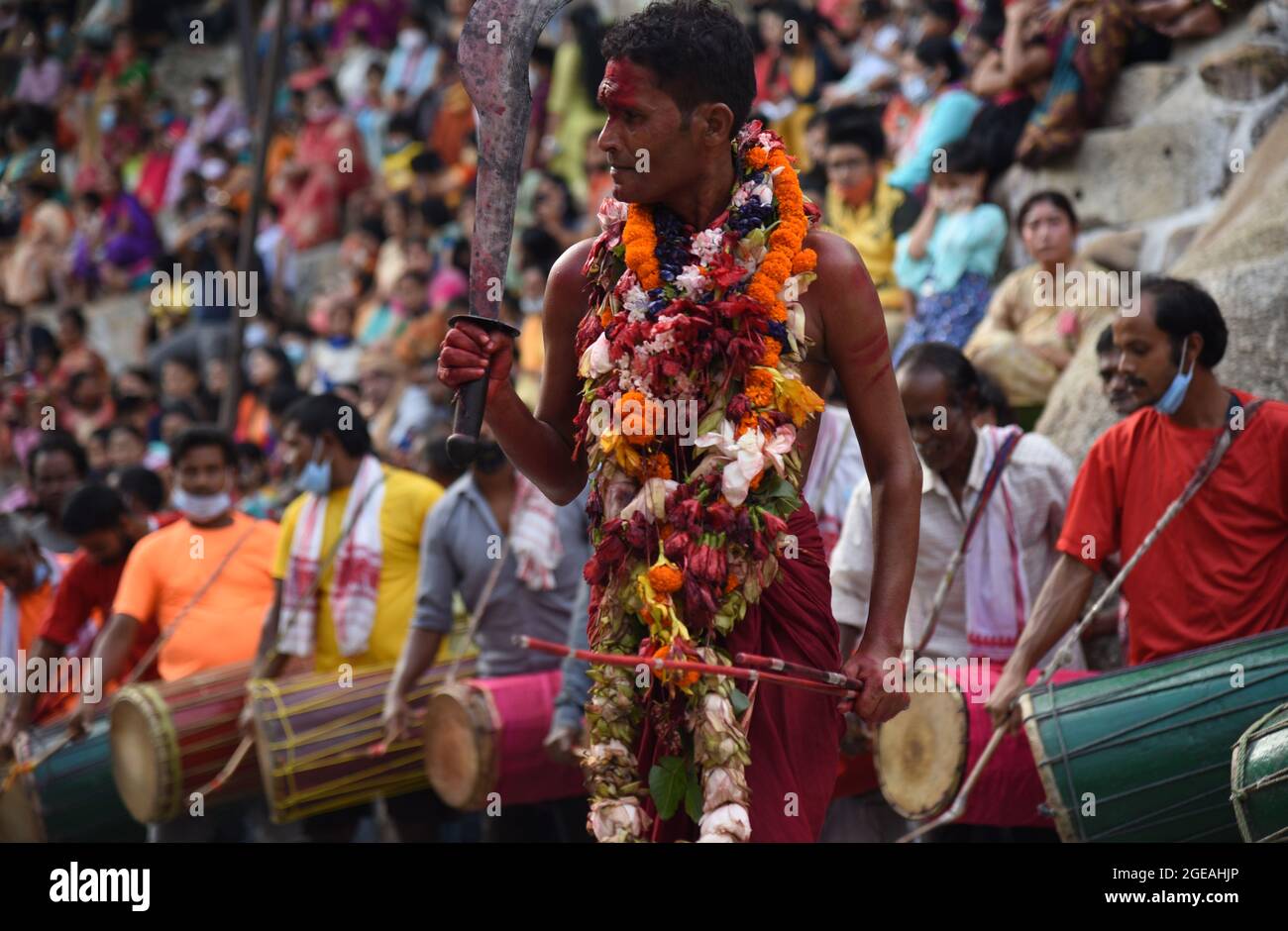 Guwahati, Guwahati, India. 18 agosto 2021. La danzatrice Deodhani esegue la danza Deodhani nritya durante l'annuale Manasha Puja (culto dei serpenti) al tempio Kamakhya di Guwahati Assam India mercoledì 18 agosto 2021 (Credit Image: © Dasarath Deka/ZUMA Press Wire) Foto Stock