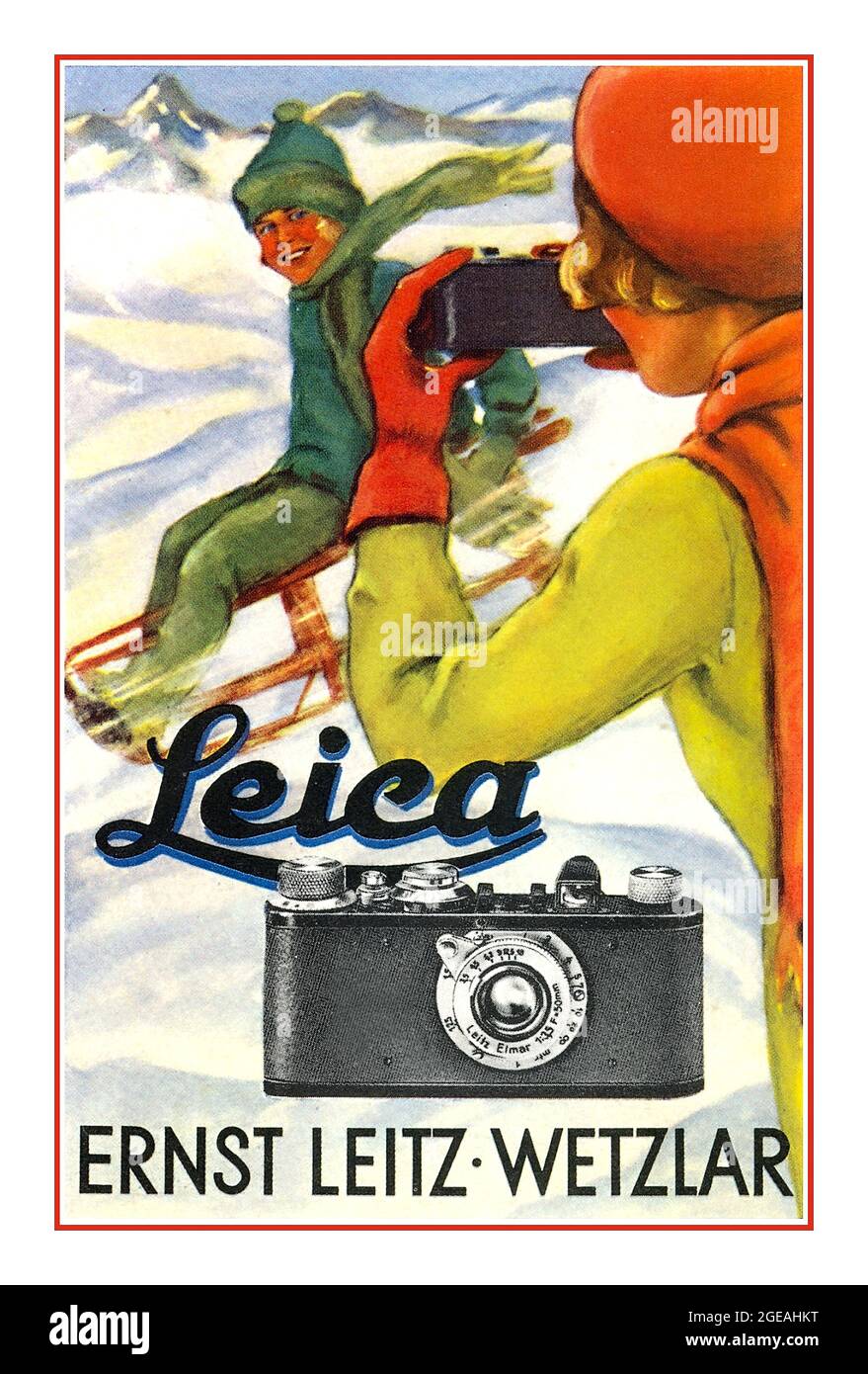 Vintage LEICA 1 (A) Early LEITZ 35mm fotocamera stampa poster con una scena d'azione invernale 1920 originale rivoluzionaria fotocamera tedesca 35mm realizzato da Ernst Leitz in Germania Wetzlar. La Leica 1(A) è stata la prima fotocamera Leica da 35 mm disponibile in commercio. La Leica, progettata da Oscar Barnack, fu annunciata nel 1924 e venduta al pubblico per la prima volta nel 1925. La Leica è stata un successo immediato ed è stata responsabile della divulgazione della fotografia cinematografica 35mm. Foto Stock