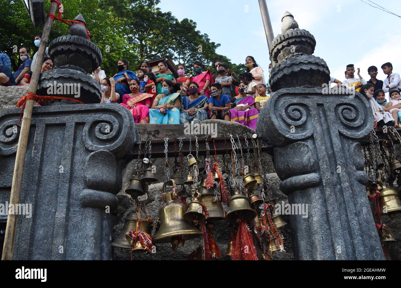 Guwahati, Guwahati, India. 18 agosto 2021. Persone senza obbedire ai protocolli COVID -19 che bramavano Deodhani nritya (danza) durante l'annuale Manasha Puja (culto dei serpenti) al tempio di Kamakhya a Guwahati Assam India mercoledì 18 agosto 2021 (Credit Image: © Dasarath Deka/ZUMA Press Wire) Foto Stock