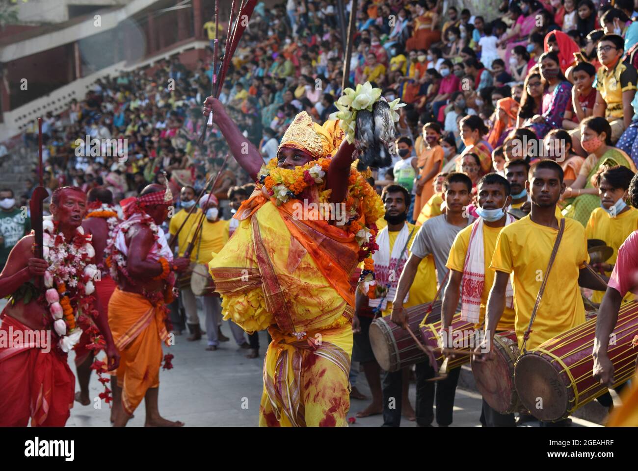 Guwahati, Guwahati, India. 18 agosto 2021. La danzatrice Deodhani esegue il Nritya Deodhani (danza) tenendo i piccioni durante l'annuale Puja Manasha (culto dei serpenti) al tempio Kamakhya di Guwahati Assam India mercoledì 18 agosto 2021 (Credit Image: © Dasarath Deka/ZUMA Press Wire) Foto Stock