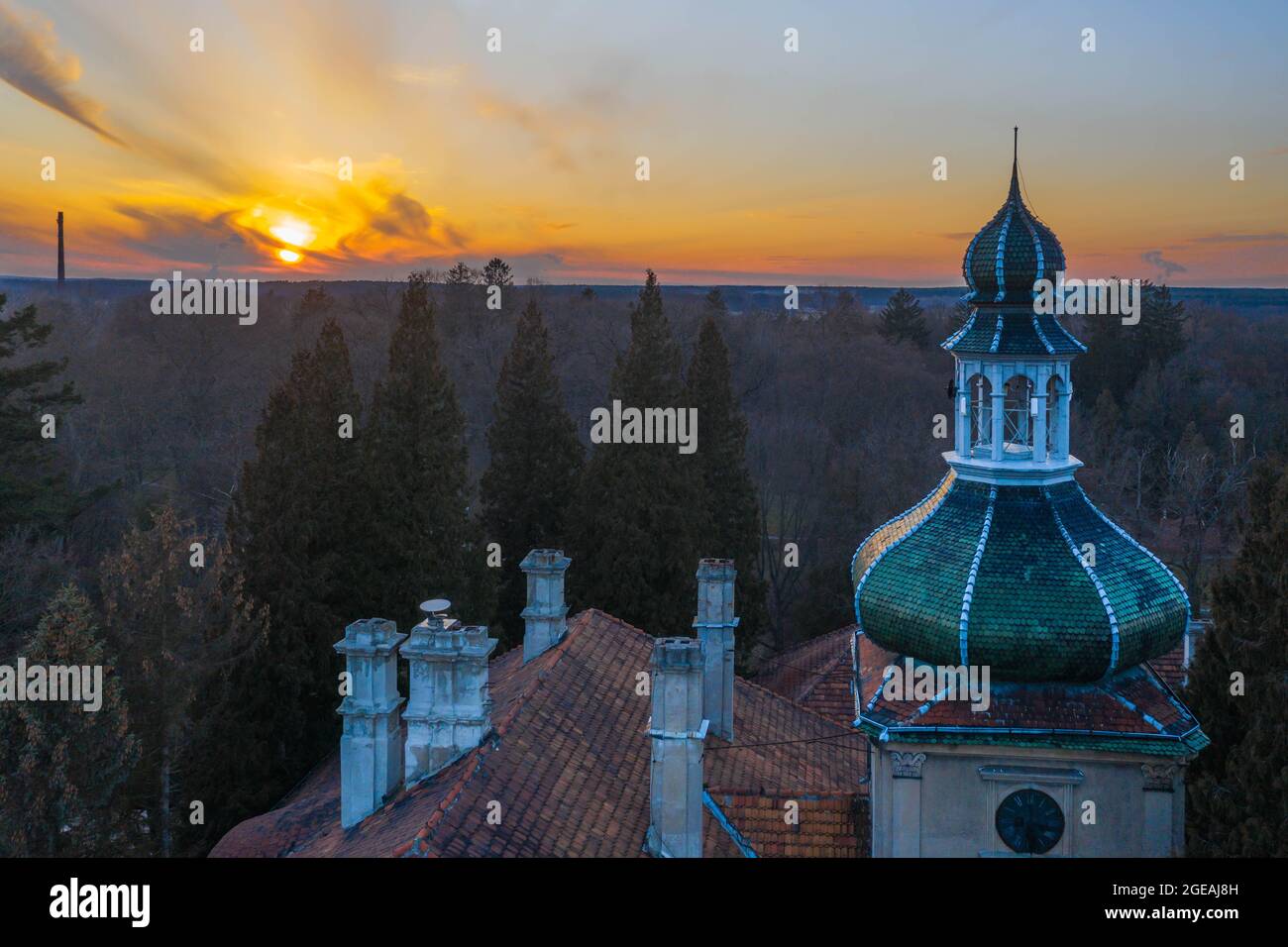 Il palazzo del maniero nella città di Ilowa in Polonia come visto dall'alto. Foto dal drone. Foto Stock