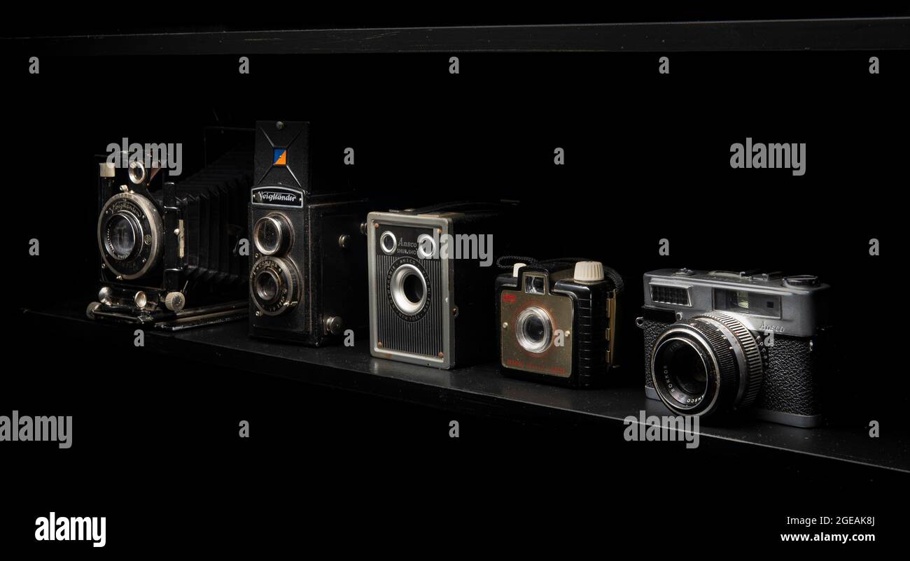 Vecchie fotocamere vintage sullo scaffale. Foto Stock
