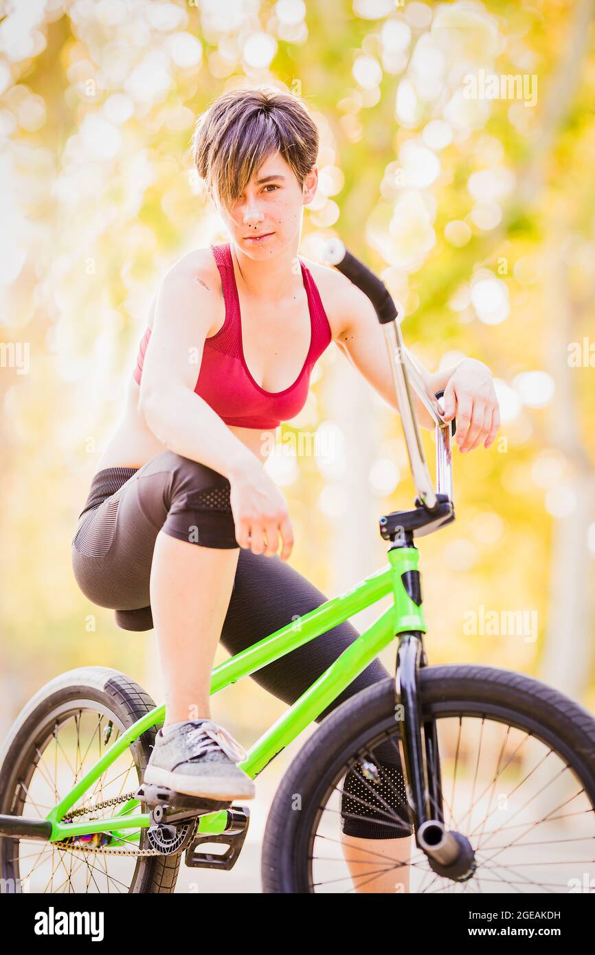 BMX vero sport estremo giovane donna ispanica. Fitness avventura donna  salute stile di vita bicicletta Foto stock - Alamy