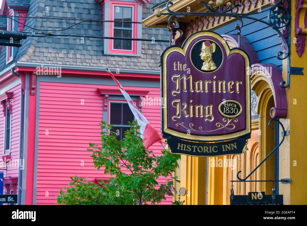 Lunenburg, Nuova Scozia, Canada - 12 agosto 2021: Segno del Mariner King Inn e case colorate Foto Stock