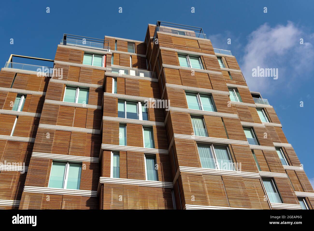 Architettura contemporanea dell'edificio Banco Sabadell in Plaza porta de la Mar, Valencia, Spagna Foto Stock