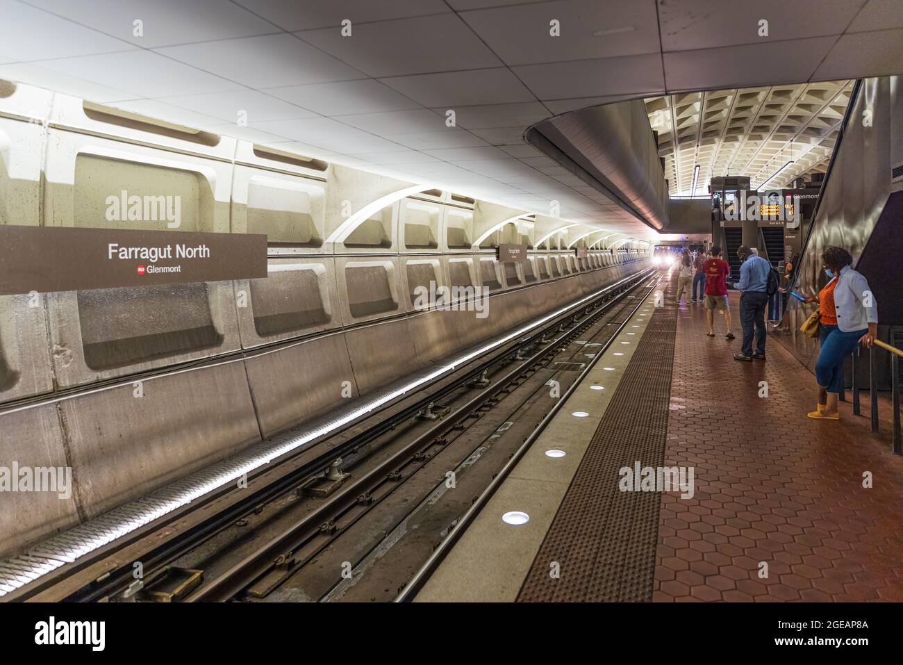 Washington DC, Stati Uniti d'America - 14 AGOSTO 2021: Farragut North Station Metro Street Sign, People waiting for the Metro Foto Stock