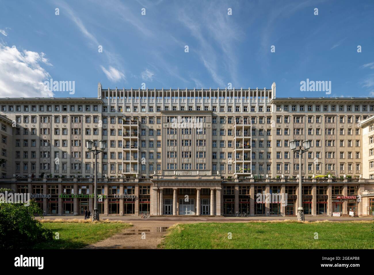 Berlino, Karl-Marx-Allee (ehem. Stalinallee), Wohnhaus Block C Nord zwischen Koppenstraße und Straße der Pariser Kommune, in der 2. Bauphase 1951-1958 Foto Stock