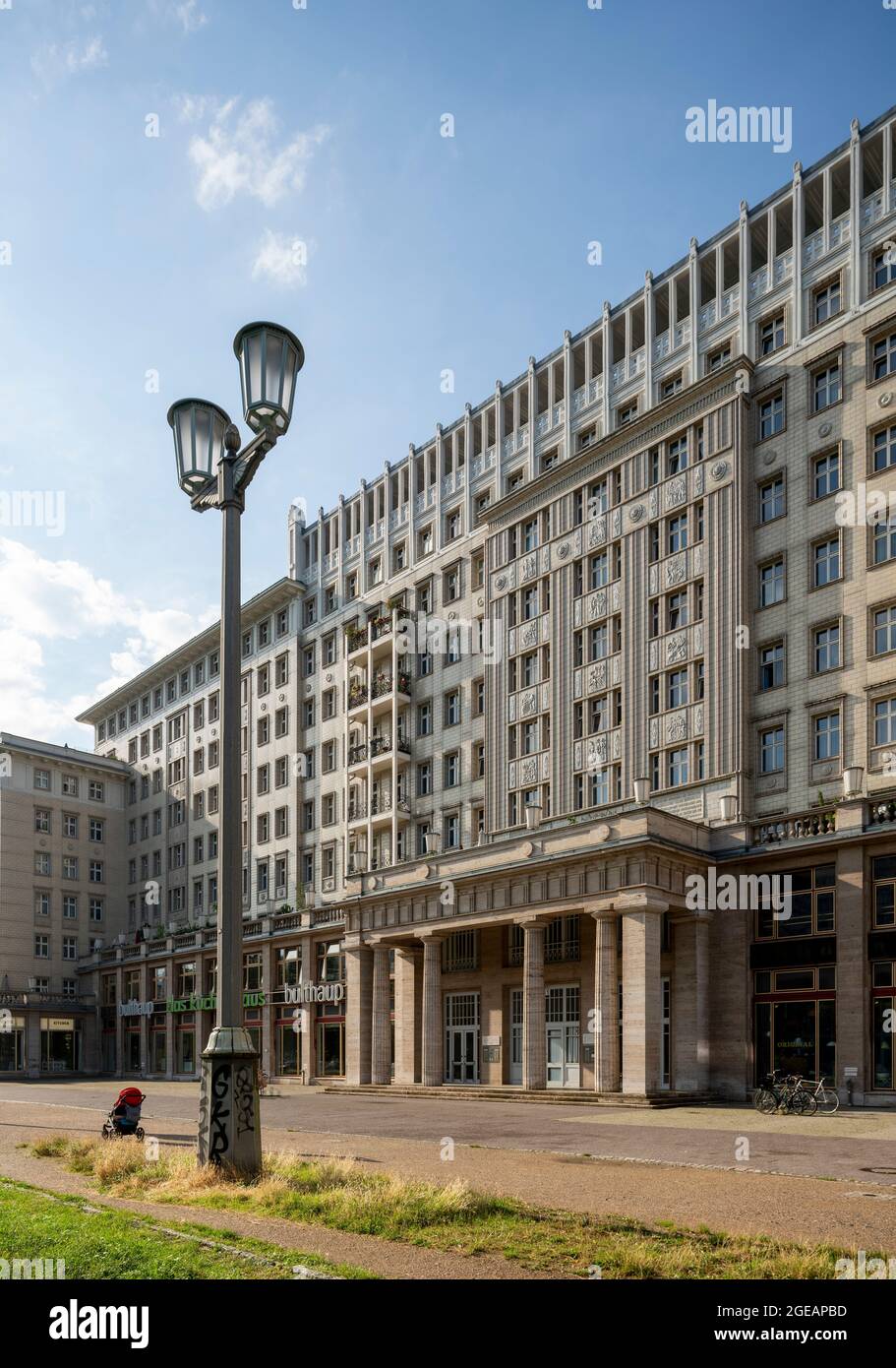 Berlino, Karl-Marx-Allee (ehem. Stalinallee), Wohnhaus Block C Nord zwischen Koppenstraße und Straße der Pariser Kommune, in der 2. Bauphase 1951-1958 Foto Stock