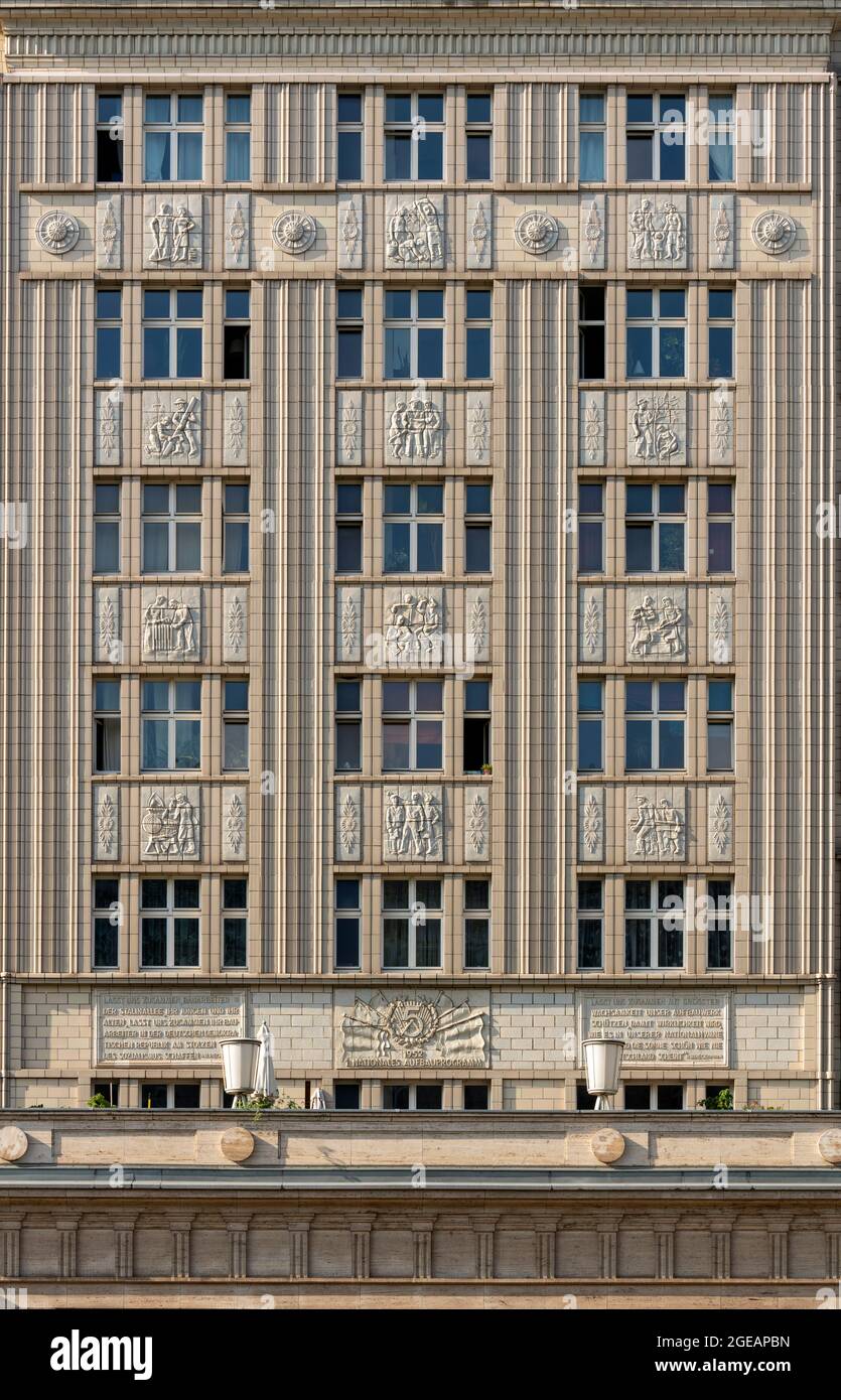 Berlino, Karl-Marx-Allee (ehem. Stalinallee), Wohnhaus Block C Nord zwischen Koppenstraße und Straße der Pariser Kommune, in der 2. Bauphase 1951-1958 Foto Stock