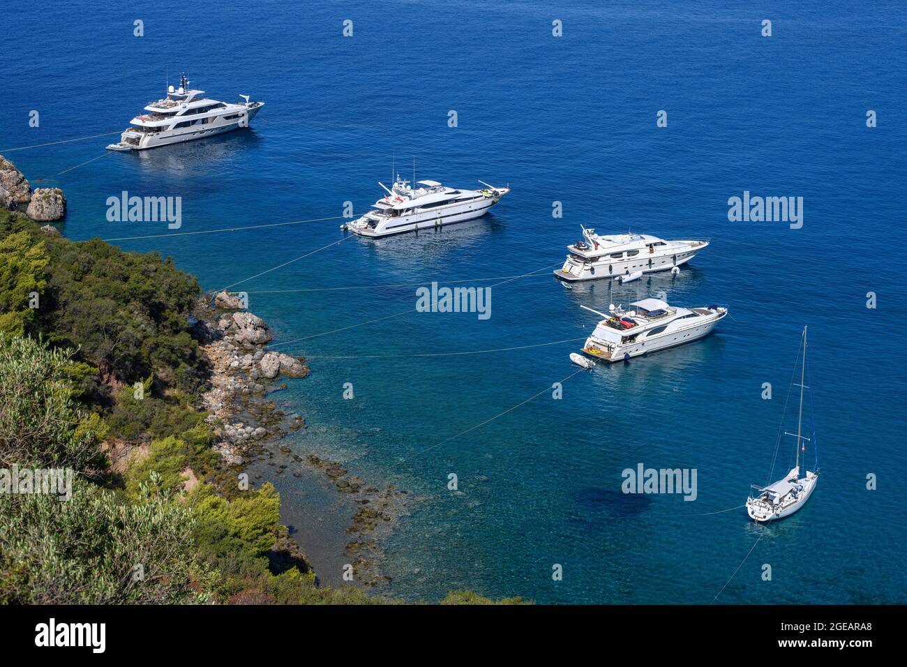 Barche e barche da diporto ormeggiate nella baia di Kalamitsi, vicino al villaggio di Kardamiyli, Messinian mani, Peloponneso meridionale, Grecia. Foto Stock