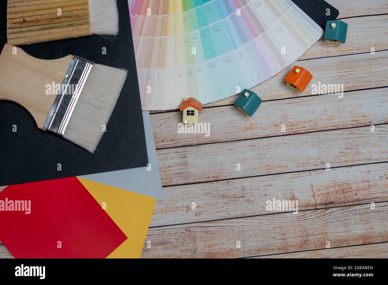 Giocattolo domestico e veicoli da costruzione su carta bianca. Foto Stock