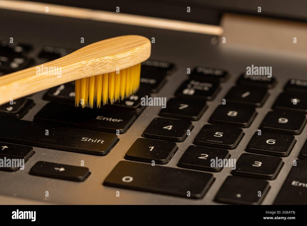 Tastiera di pulizia con spazzola. La rimozione della polvere da una  tastiera di sporco sulla compute Foto stock - Alamy
