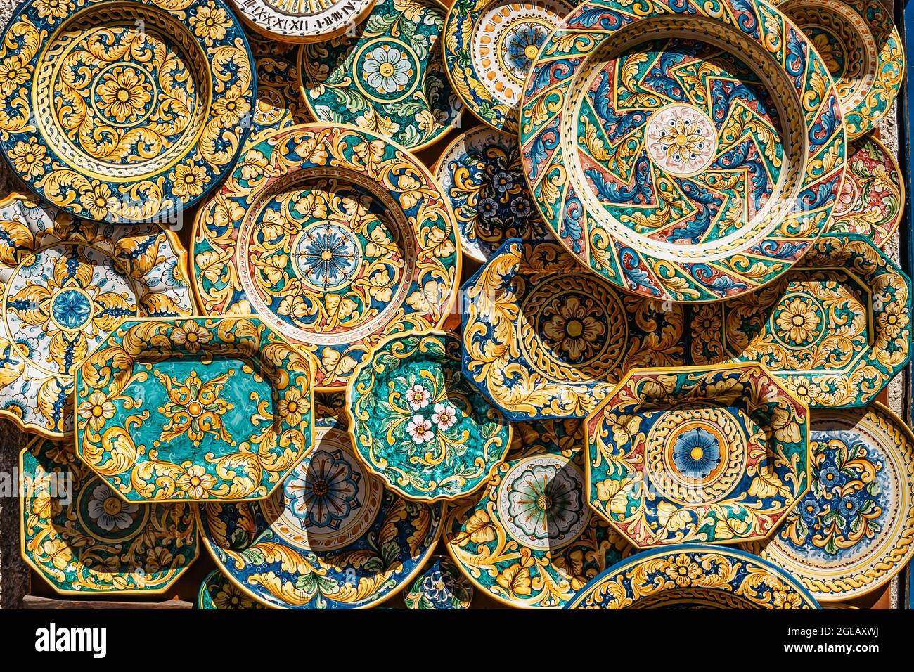 Erice, Sicilia. Ceramiche colorate decorate a mano. Tradizionale souvenir turistico. Venditore di strada con artigianato fatto a mano. Piatti con decorazione ornamentale. Foto Stock