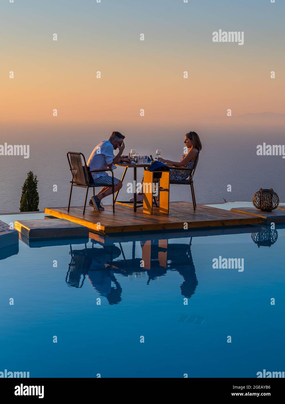 Isola di Lefkada. Grecia- -8.-7.2021: Persone e turisti che godono di una bella cena a bordo piscina con una vista incredibile. Foto Stock