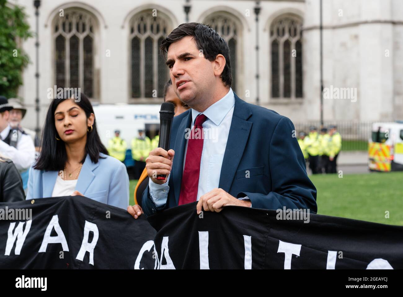 Londra, Regno Unito. 18 agosto 2021. Fermare la protesta della coalizione di guerra al di fuori del Parlamento contro gli attuali sviluppi in Afghanistan e l'inazione del governo. Foto Stock