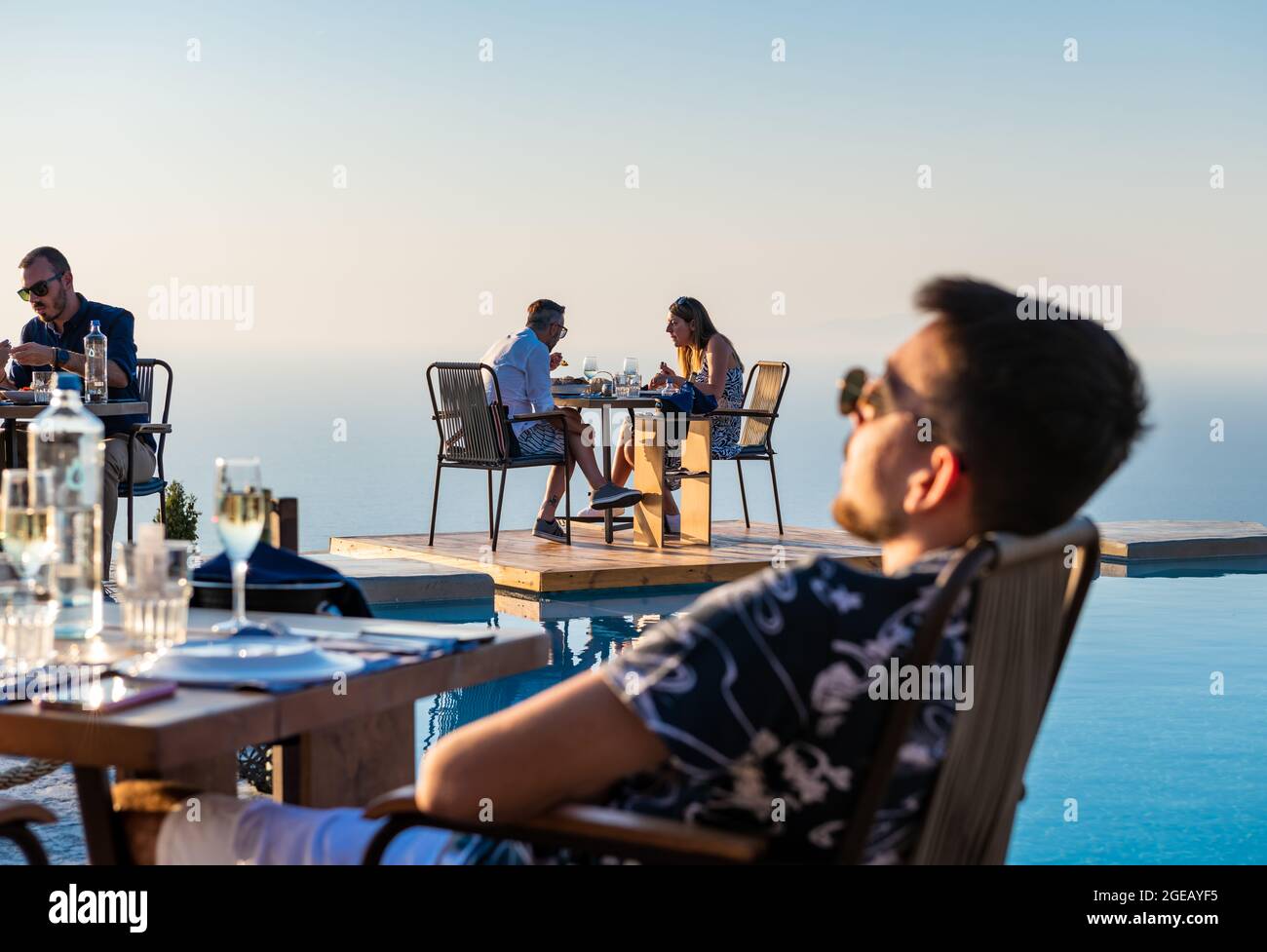 Isola di Lefkada. Grecia- -8.-7.2021: Persone e turisti che godono di una bella cena a bordo piscina con una vista incredibile. Foto Stock