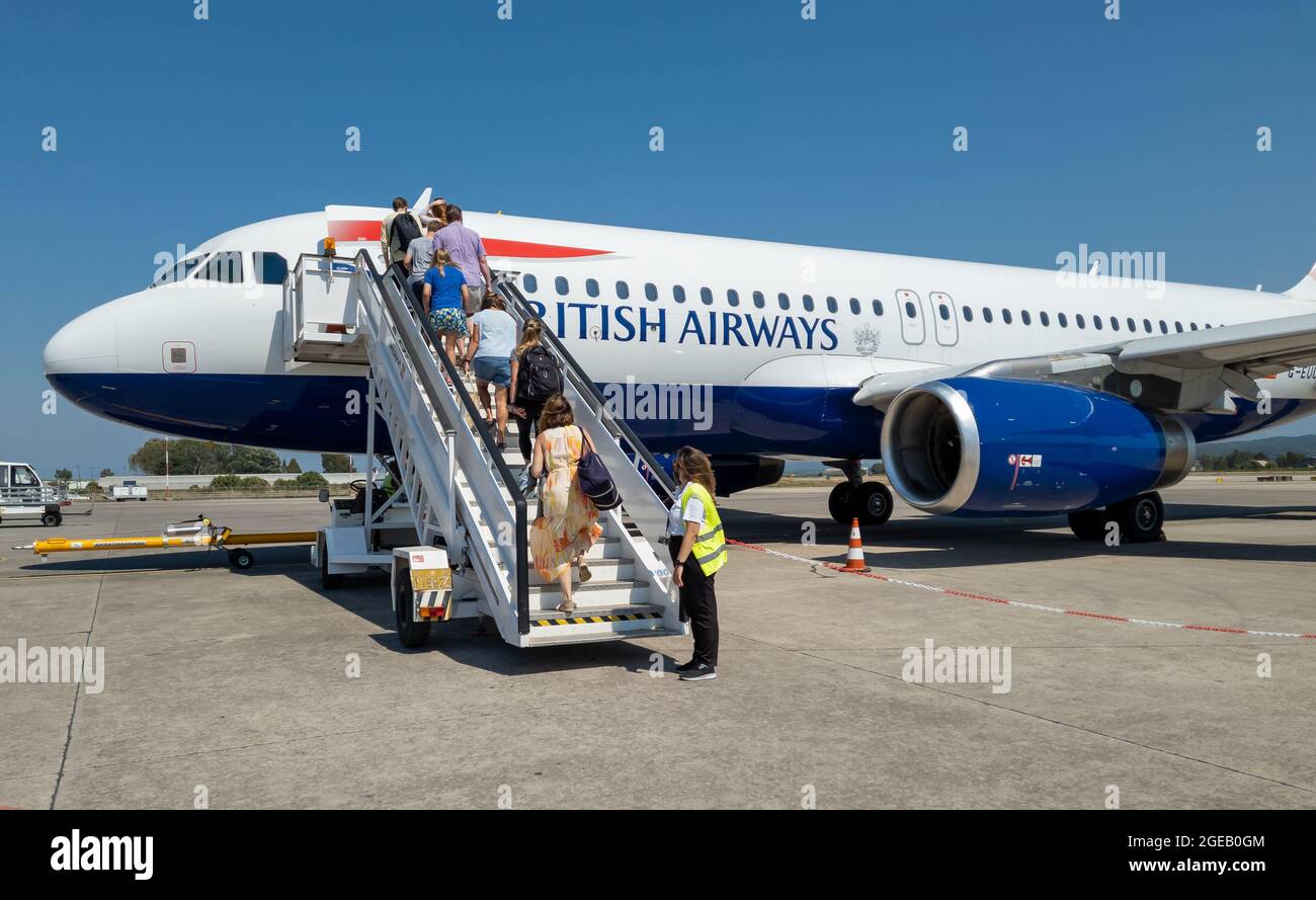 PREVESA. Grecia-08.08.2021: Passeggeri che salgono a bordo di un volo British Airways dopo la loro vacanza. Foto Stock