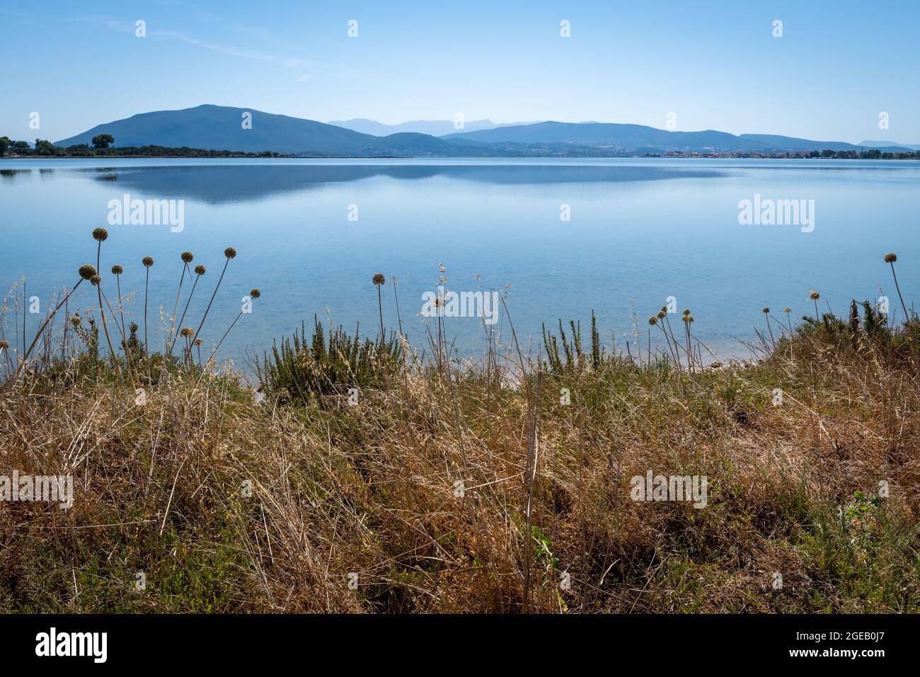 Il lago salato sul canale per l'isola di Lefkada. Grecia. Una popolare meta di vacanze estive. Foto Stock
