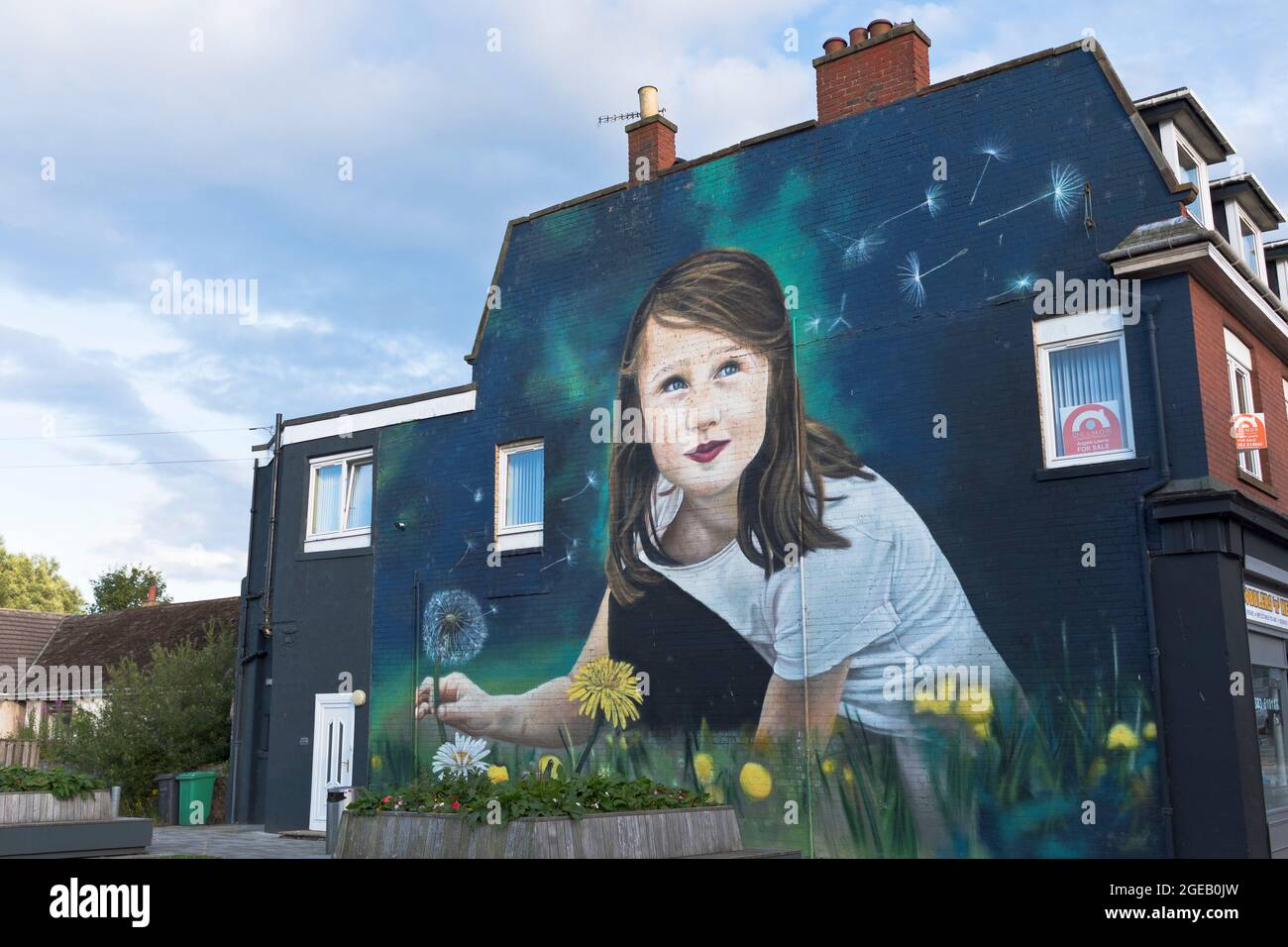 dh High Street Mural COWDENBEATH FIFE Scottish Town Center Square painting bambino murales Scozia fine della costruzione UK Wall Art artista casa Foto Stock