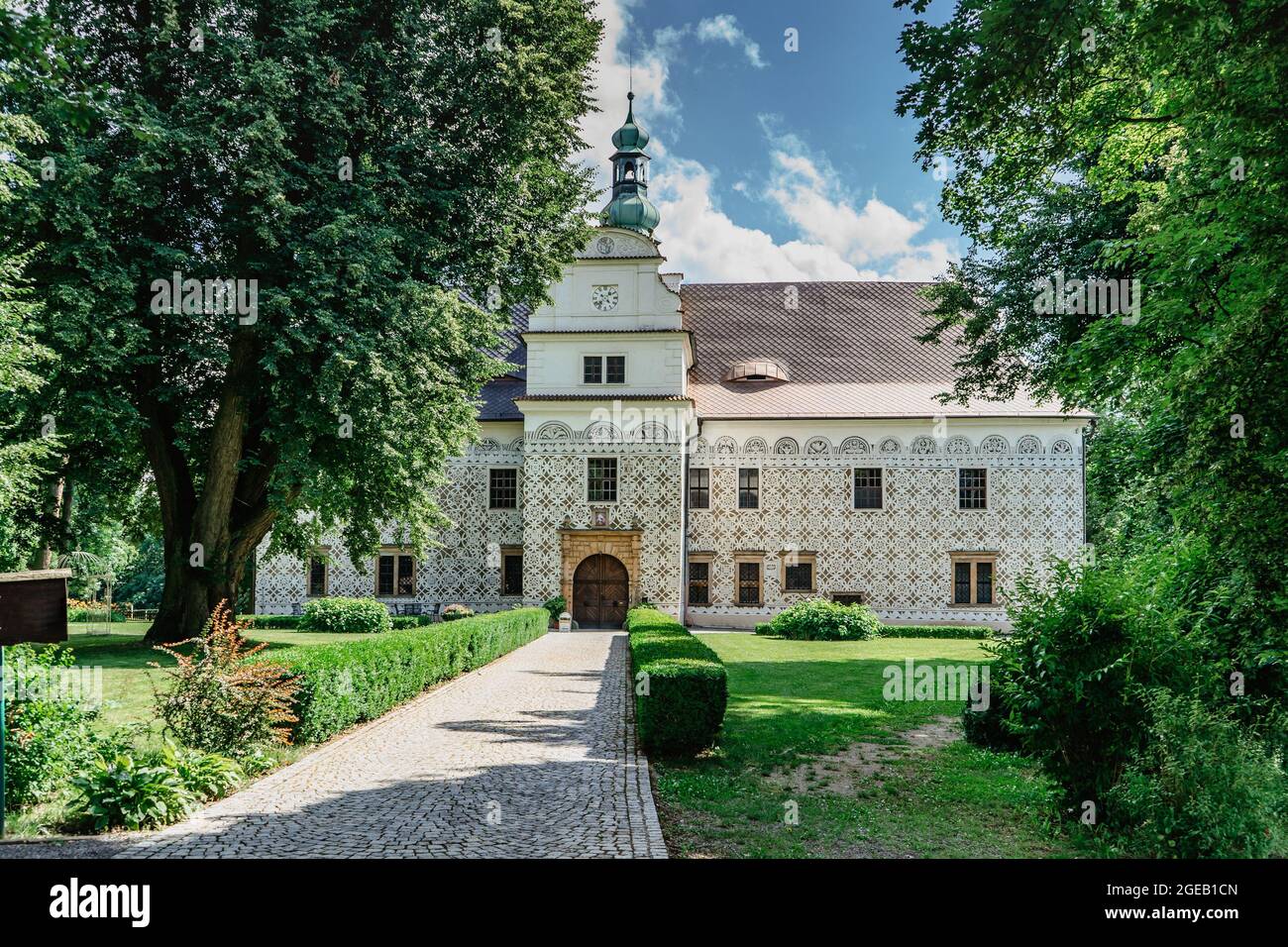 Castello Doudleby nad Orlici, Repubblica Ceca. Castello rinascimentale con facciata graffito circondato da inglese Park.IT è stato utilizzato come residenza estiva Foto Stock
