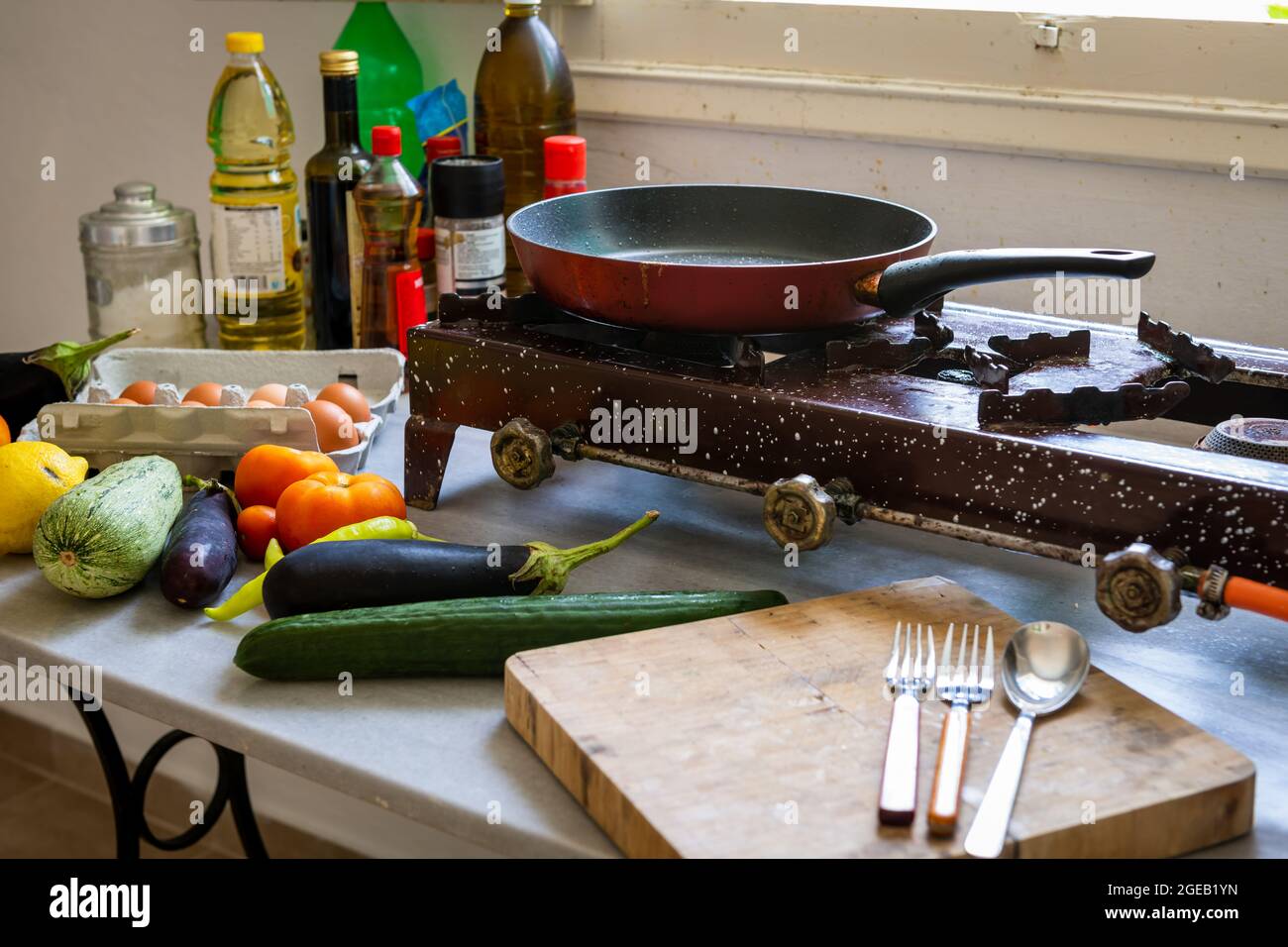 Una cucina rustica con uova e verdure fresche di campo. Foto Stock