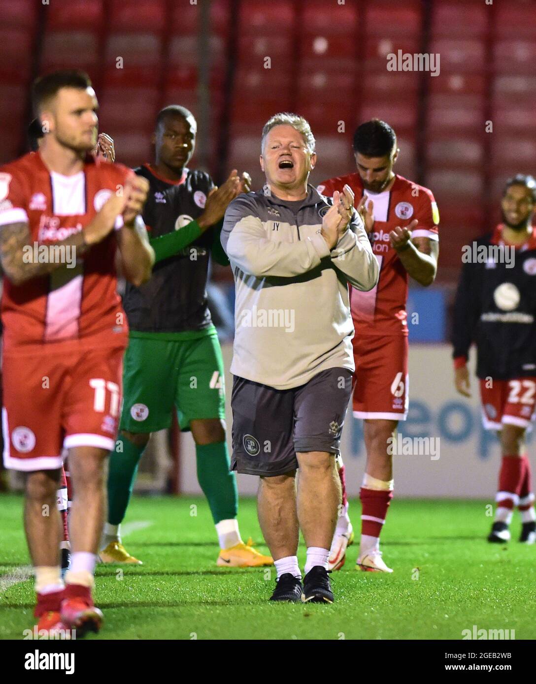 Il direttore di Crawley John Yems è felice dopo la vittoria 2-1 nella Sky Bet League due partite tra Crawley Town e Salford City al People's Pension Stadium , Crawley , Regno Unito - 17 agosto 2021 - solo per uso editoriale. Nessun merchandising. Per le immagini Football si applicano restrizioni fa e Premier League inc. Nessun utilizzo di Internet/cellulare senza licenza FAPL - per i dettagli contattare Football Dataco Foto Stock