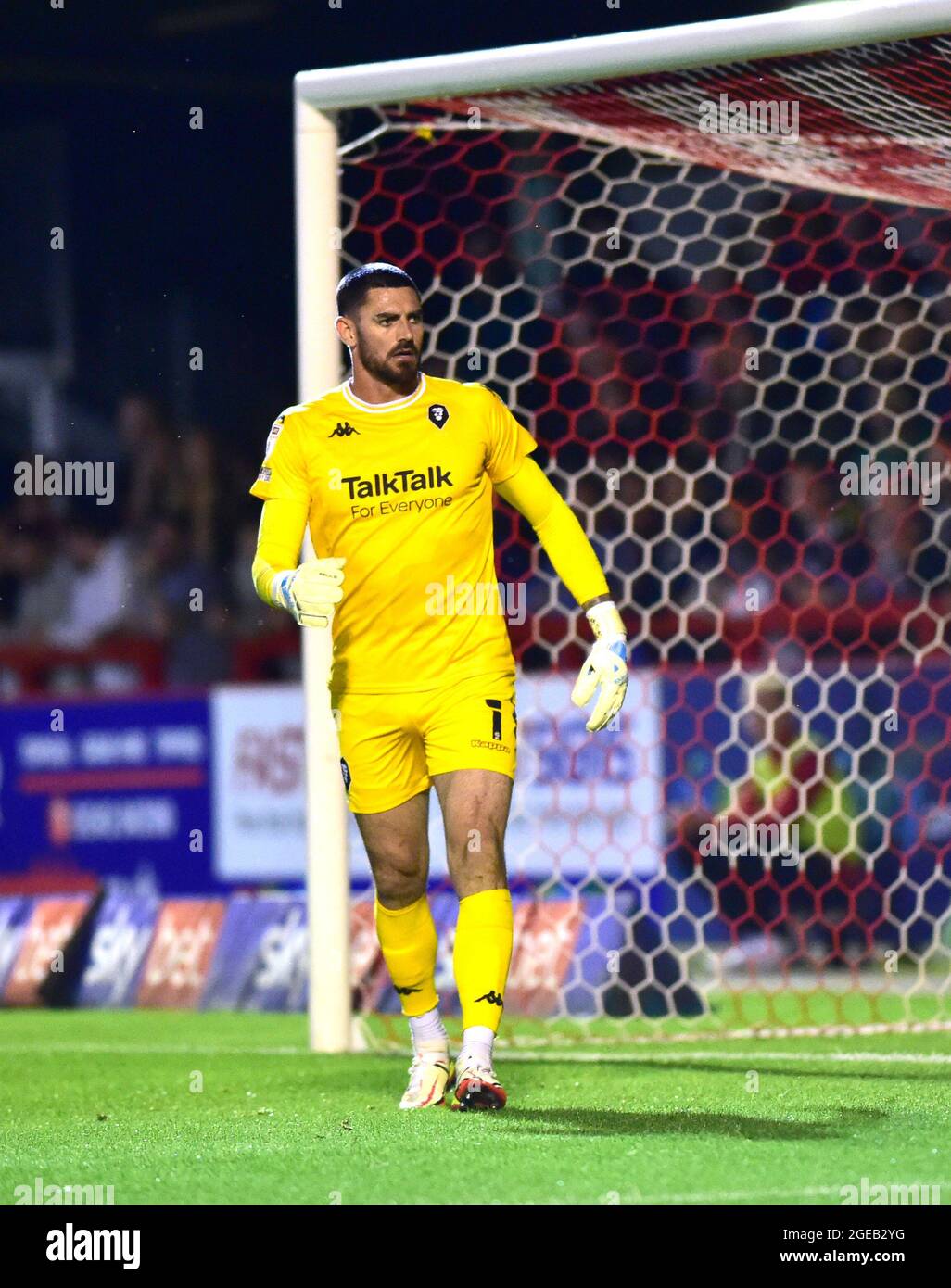 Tom King of Salford durante la Sky Bet League due partite tra Crawley Town e Salford City al People's Pension Stadium , Crawley , Regno Unito - 17 agosto 2021 - solo per uso editoriale. Nessun merchandising. Per le immagini Football si applicano restrizioni fa e Premier League inc. Nessun utilizzo di Internet/cellulare senza licenza FAPL - per i dettagli contattare Football Dataco Foto Stock