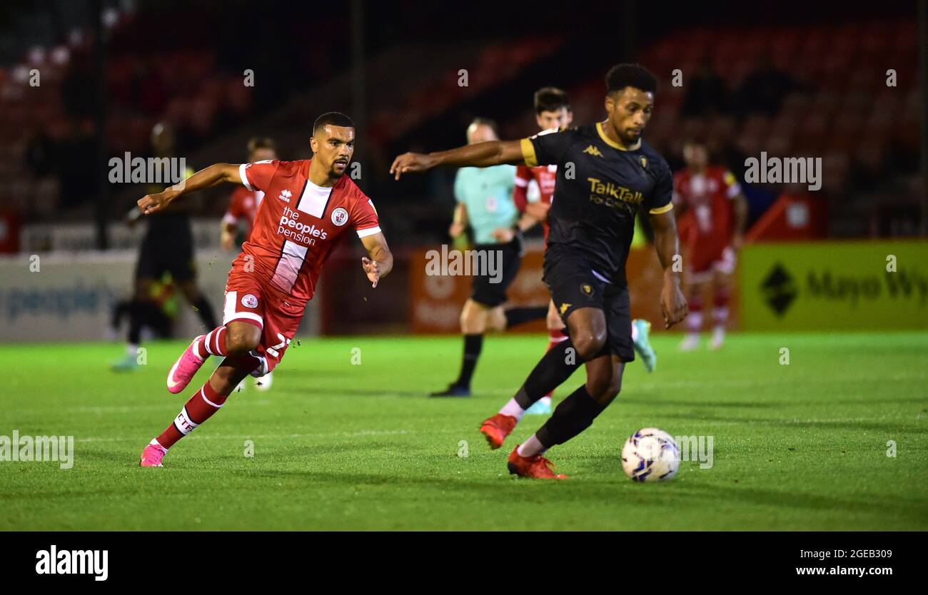 Kwesi Appia di Crawley (a sinistra) al suo debutto durante la Sky Bet League due partite tra Crawley Town e Salford City al People's Pension Stadium , Crawley , Regno Unito - 17 agosto 2021 - solo per uso editoriale. Nessun merchandising. Per le immagini Football si applicano restrizioni fa e Premier League inc. Nessun utilizzo di Internet/cellulare senza licenza FAPL - per i dettagli contattare Football Dataco Foto Stock