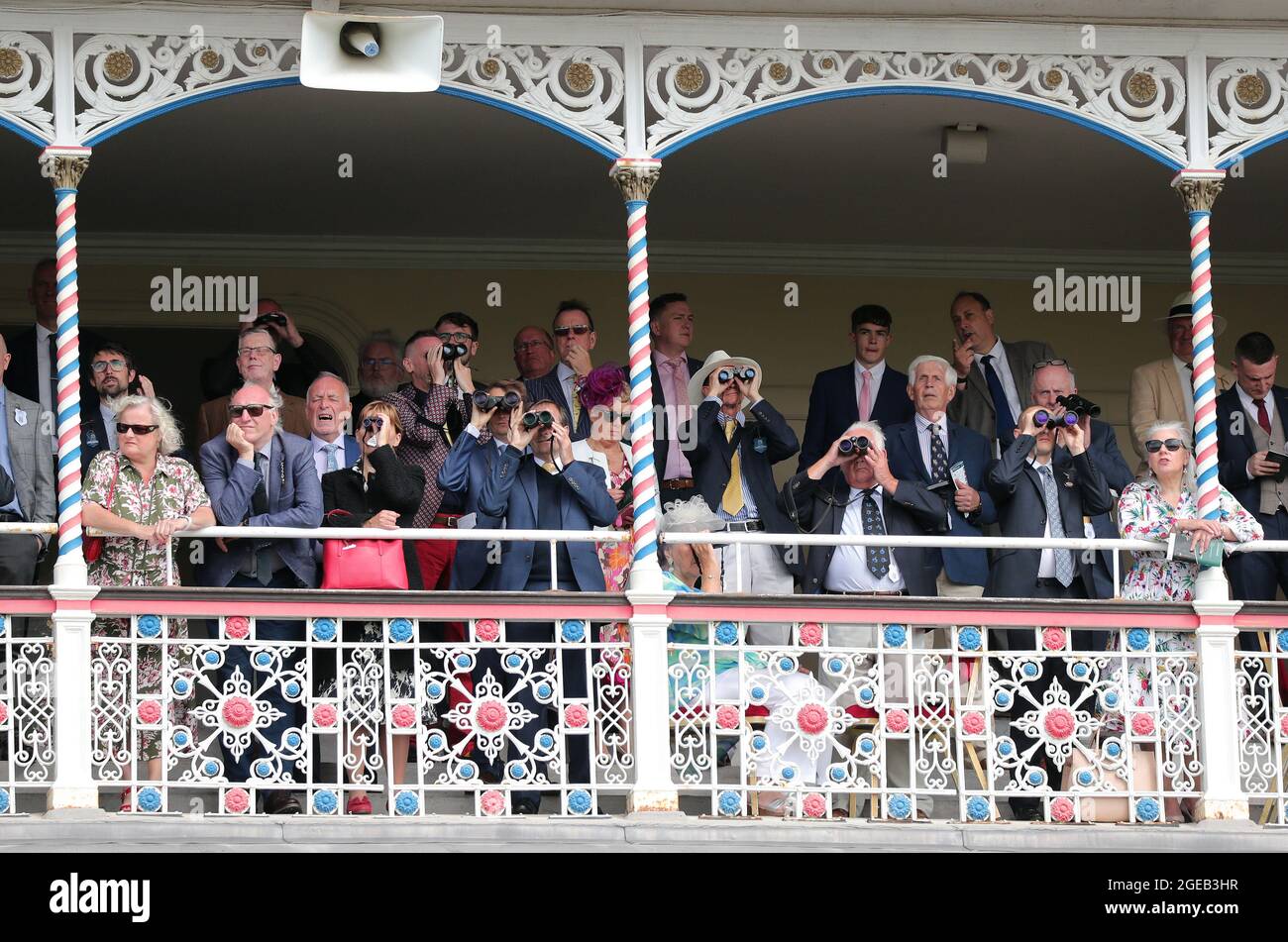 RACEGOERS CON BINOCOLI, EBOR FESTIVAL 2021 YORK RACECOURSE, 2021 Foto Stock