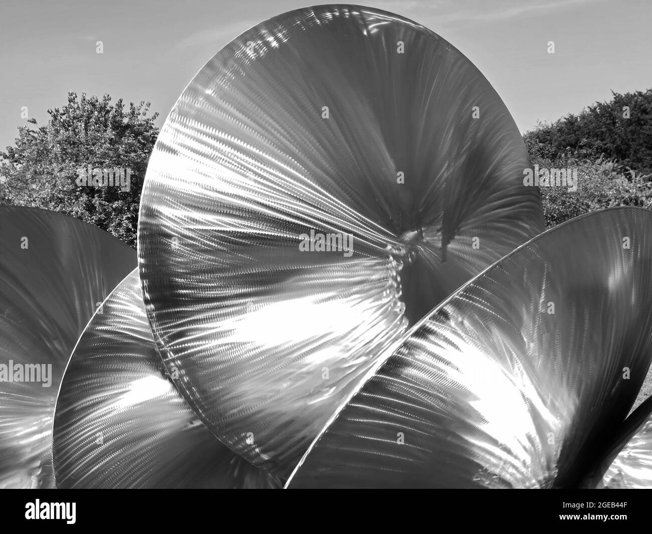 La scultura in argento di Thomas Schoenauer riflette la luce solare Foto Stock