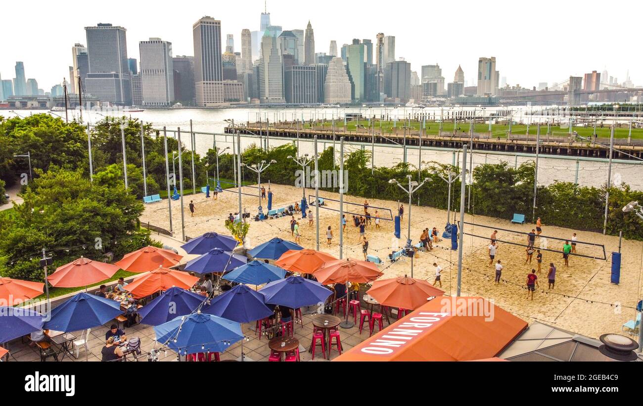 Brooklyn Bridge Park - Pier 6 - Beach Volley Courts, Brooklyn, New York, USA Foto Stock