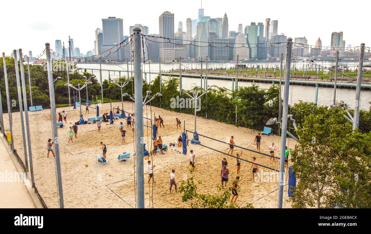 Brooklyn Bridge Park - Pier 6 - Beach Volley Courts, Brooklyn, New York, USA Foto Stock