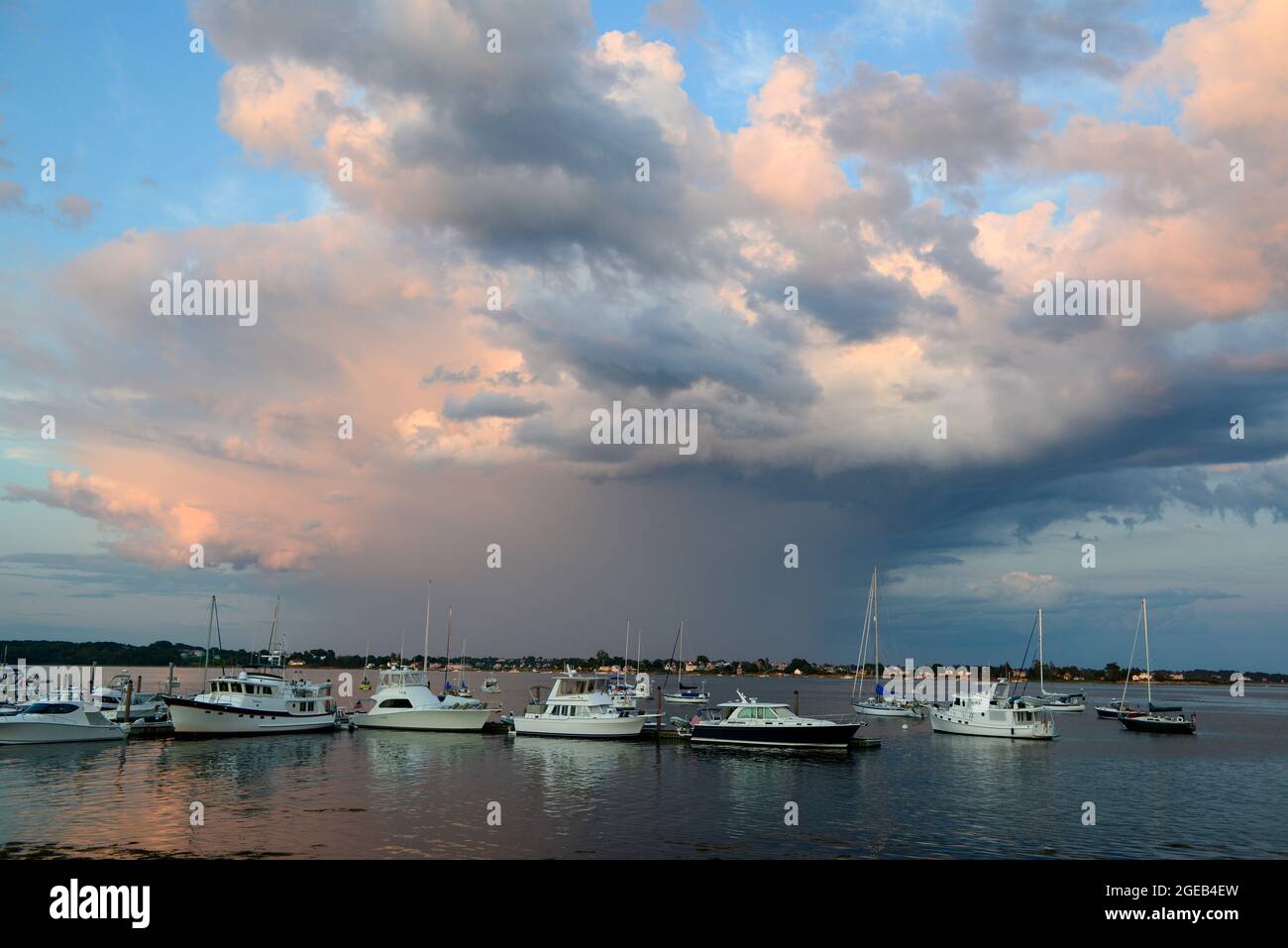 Rampe al tramonto a Dolphin Marina. Harpswell, Maine. Orrs Island in background. Foto Stock