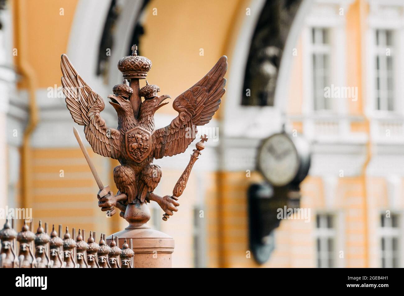 A due teste aquile sul recinto intorno al pilastro di Alessandria, sulla Piazza del Palazzo a San Pietroburgo Foto Stock