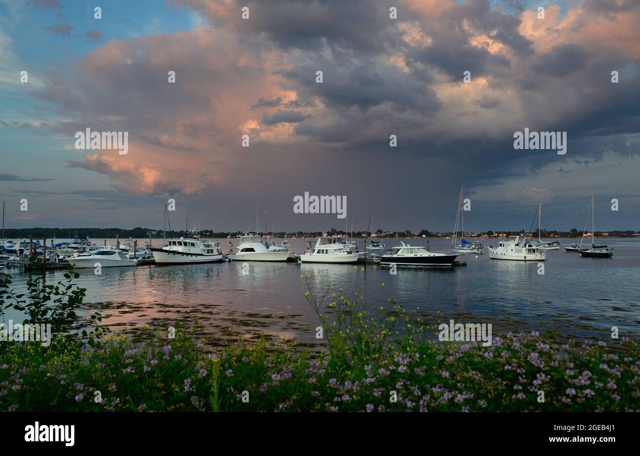 Rampe al tramonto. Porticciolo dei delfini. Harspwell, Maine. Orr's Island sullo sfondo. Foto Stock