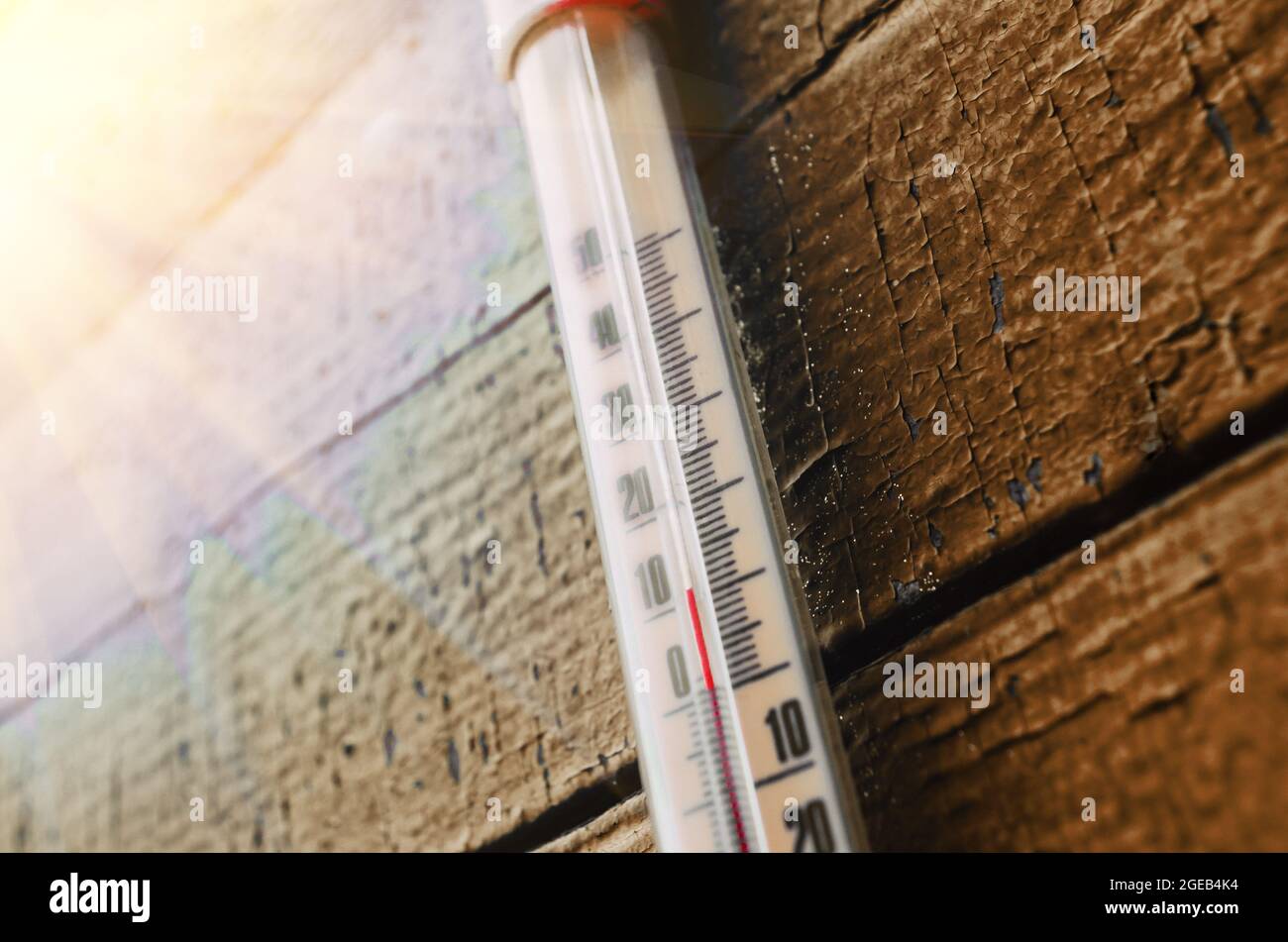Termometro sulla vecchia parete di legno, concetto di autunno tempo fresco Foto Stock