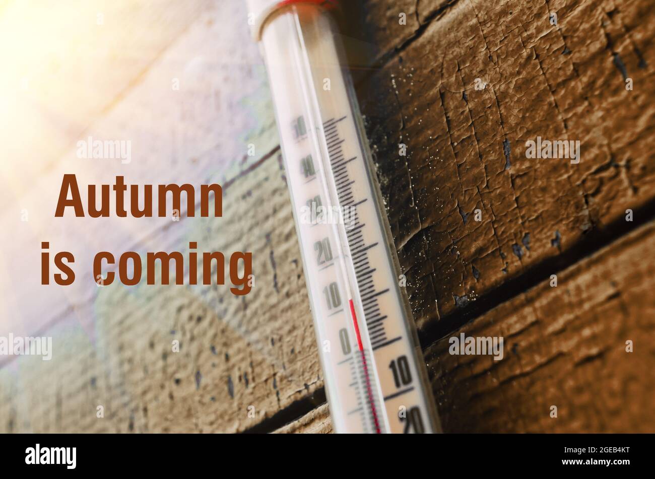 Termometro sulla vecchia parete di legno, concetto di autunno tempo fresco Foto Stock