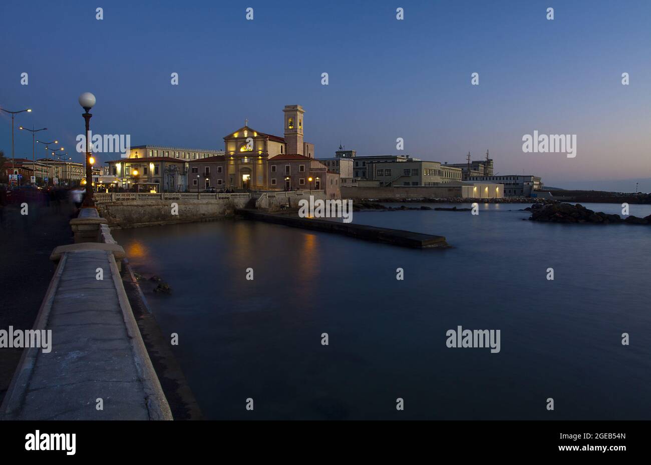 Lungomare di Livorno subito dopo il tramonto, Toscana Italia Foto Stock