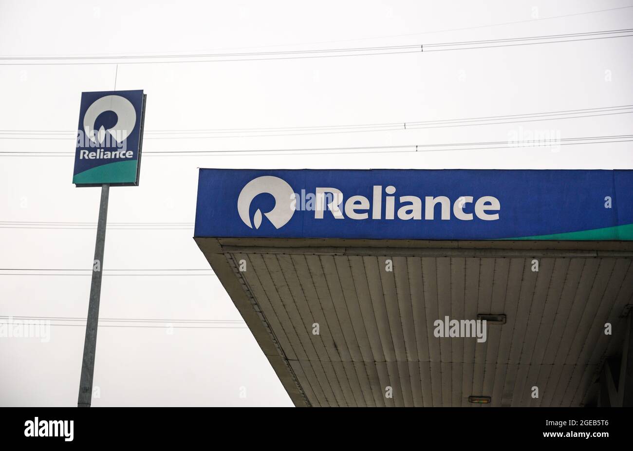 Reliance BP Mobility Ltd, la joint venture per la commercializzazione di carburanti della più grande e redditizia società del settore privato dell'India Reliance Industries Ltd (RIL) e della più importante BP PLC nel settore energetico del Regno Unito, sta progettando di aprire punti vendita al dettaglio, tra cui negozi di articoli di largo consumo e giunti alimentari, in una serie delle sue stazioni di rifornimento; principalmente lungo le autostrade. Birohi, Bengala Occidentale; India. Foto Stock