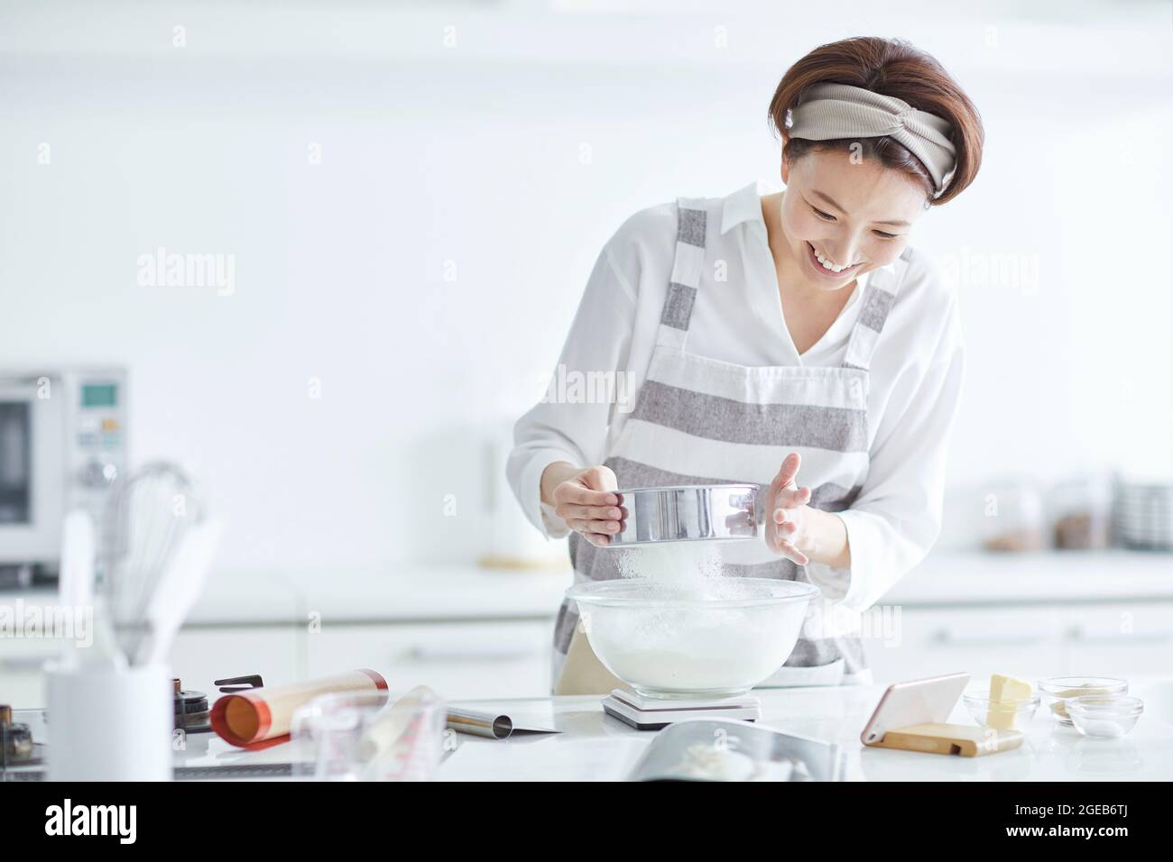 Donna giapponese che cucina a casa Foto Stock