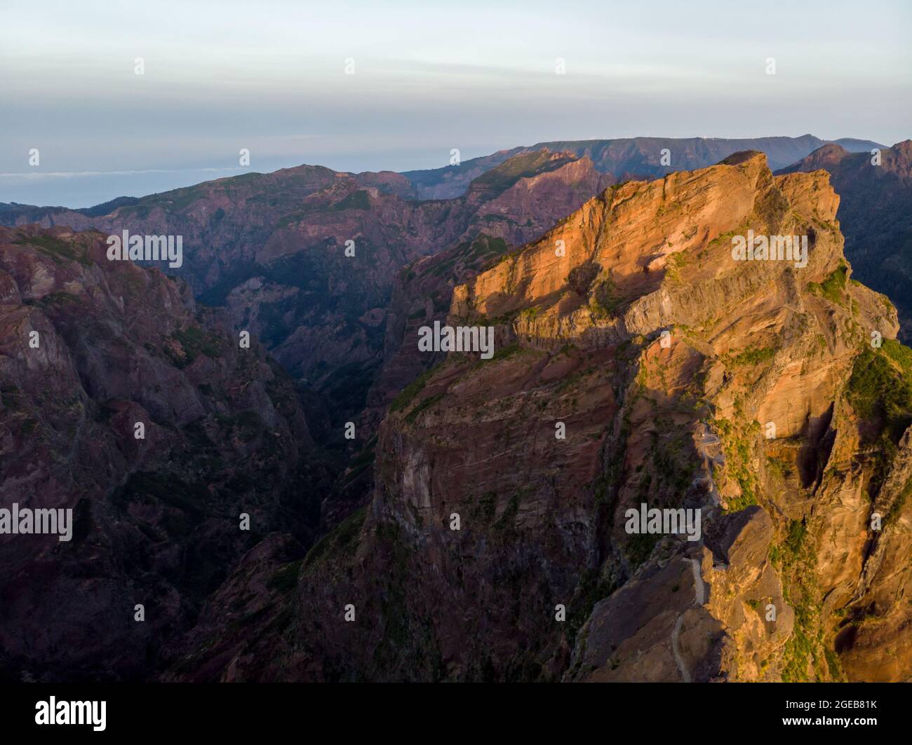 Vista aerea delle pittoresche montagne vulcaniche all'alba. Foto Stock