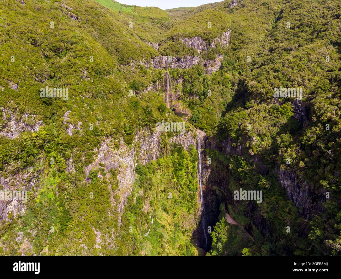 Vista aerea della doppia cascata circondata da mura vulcaniche e foresta. Foto Stock