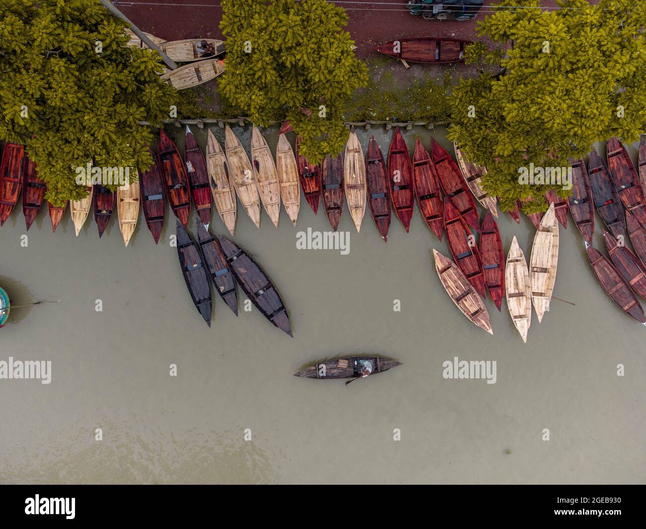 Non esclusivo: BARISHAL, BANGLADESH - AGOSTO 18: Vista aerea dei costruttori di imbarcazioni fabbricano barche in legno a "Noukar Haat" (mercato delle barche) a Kuriana und Foto Stock