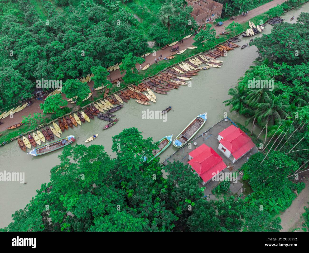 Non esclusivo: BARISHAL, BANGLADESH - AGOSTO 18: Vista aerea dei costruttori di imbarcazioni fabbricano barche in legno a "Noukar Haat" (mercato delle barche) a Kuriana und Foto Stock