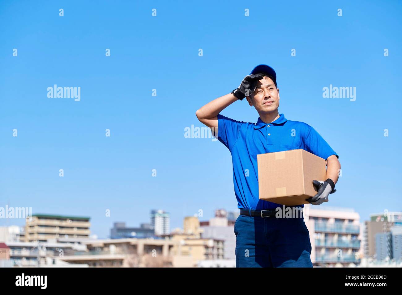 Uomo di consegna giapponese fuori Foto Stock