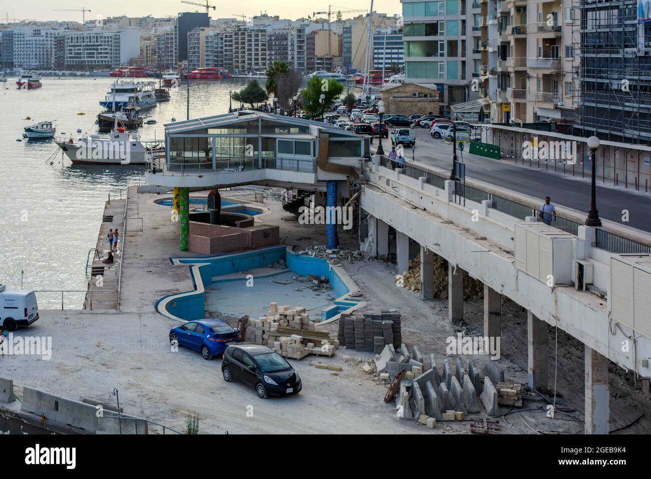 Facciata esterna di un ristorante sul mare abbandonato e abbandonato con piscina Foto Stock