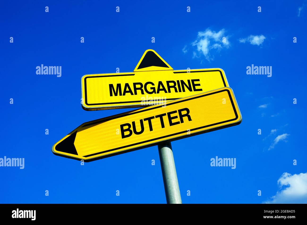 Margarina vs burro - segnale di traffico con due opzioni - scelta e scelta tra due ingredienti e alimenti. Foto Stock